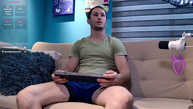 Snapshot of AxelFairchaild chatting on September 17, 1:02 pm AxelFairchaild online show from September 17, 1:02 pm