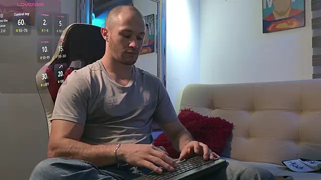 Snapshot of AxelFairchaild chatting on June 14, 10:16 am AxelFairchaild online show from June 14, 10:16 am