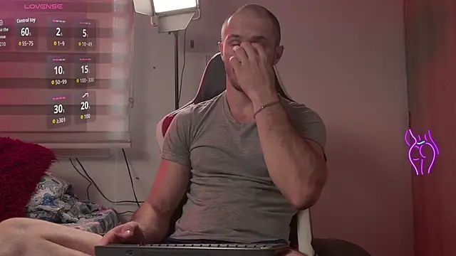 Snapshot of AxelFairchaild chatting on May 19, 1:18 pm AxelFairchaild online show from May 19, 1:18 pm