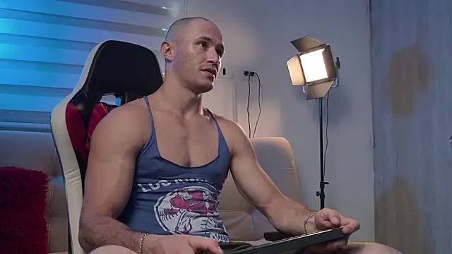 Snapshot of AxelFairchaild chatting on May 12, 1:28 pm AxelFairchaild online show from May 12, 1:28 pm