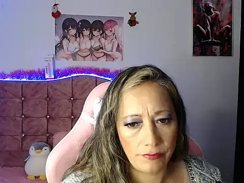 Snapshot of Melanyy_100 chatting on December 28, 12:04 am Melanyy 100 online show from December 28, 12:04 am
