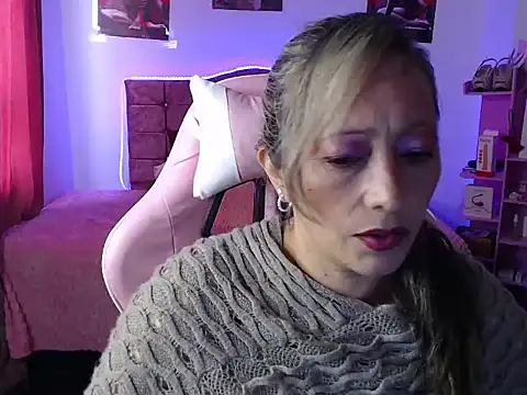 Snapshot of Melanyy_100 chatting on February 20, 8:03 pm Melanyy 100 online show from February 20, 8:03 pm