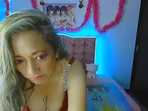 Snapshot of Melanyy_100 chatting on December 6, 11:41 pm Melanyy 100 online show from December 6, 11:41 pm