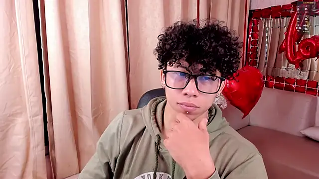 AkazaBoy  online show from February 18, 5:05 am