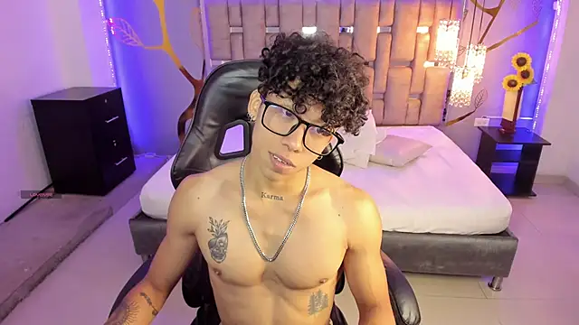 AkazaBoy  online show from March 2, 4:39 am