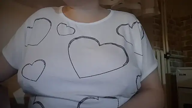 AalinnaK online show from December 1, 6:31 pm