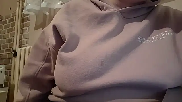 AalinnaK online show from March 11, 9:37 pm