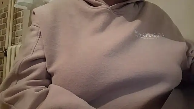 AalinnaK online show from February 24, 8:47 pm