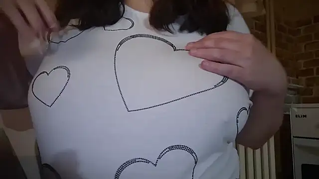 AalinnaK online show from December 15, 8:03 pm