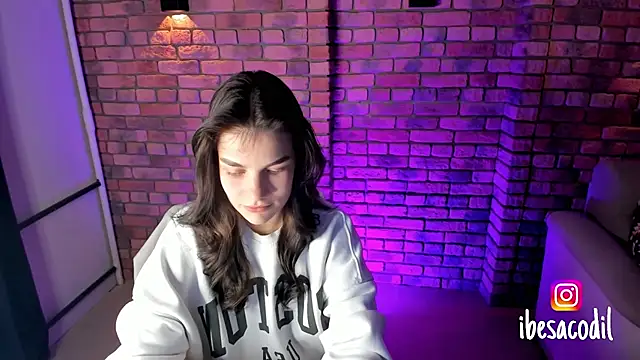 Snapshot of adriana_allien chatting on January 17, 10:01 pm adriana allien online show from January 17, 10:01 pm