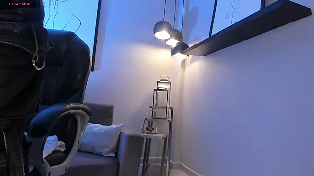 MaddisonLowe online show from April 3, 9:10 pm