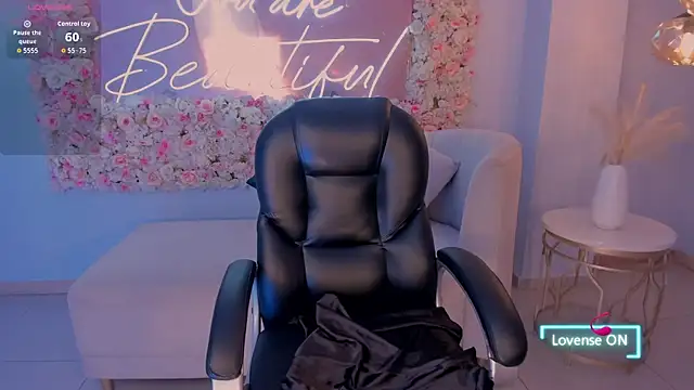 Snapshot of MaddisonLowe chatting on November 11, 5:13 am MaddisonLowe online show from November 11, 5:13 am