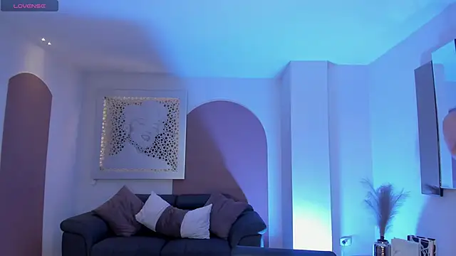 MaddisonLowe online show from February 12, 8:30 pm