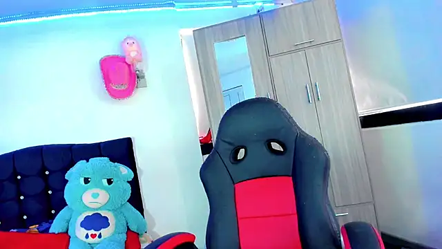 Hellen moons   online show from October 27, 7:15 pm