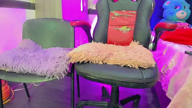 Hellen moons   online show from April 7, 7:04 pm