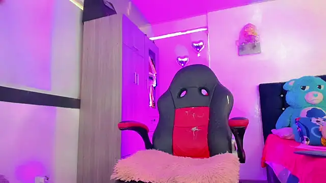 Hellen moons   online show from March 9, 7:17 pm