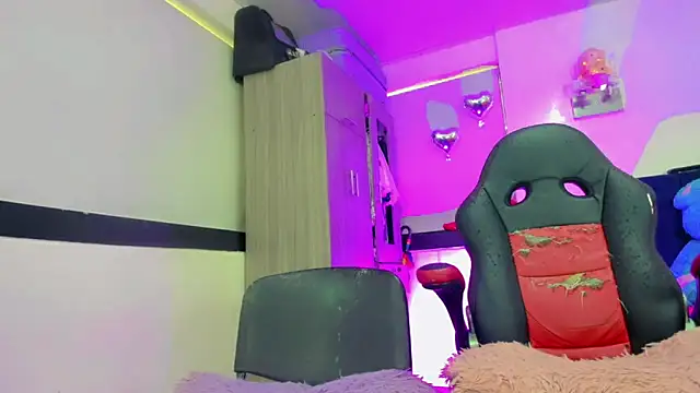 Hellen moons   online show from March 28, 7:04 pm