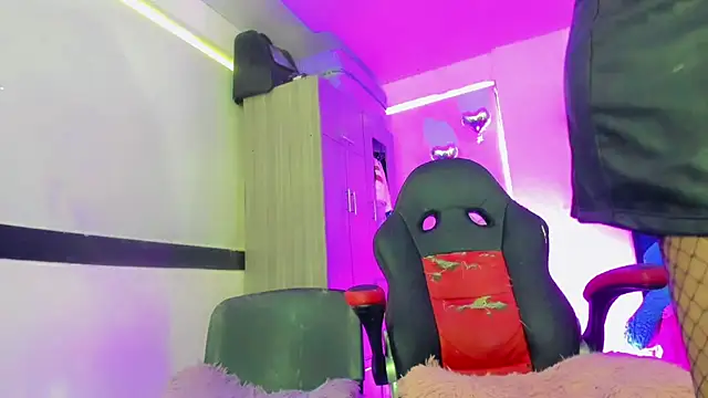 Hellen moons   online show from March 27, 7:04 pm