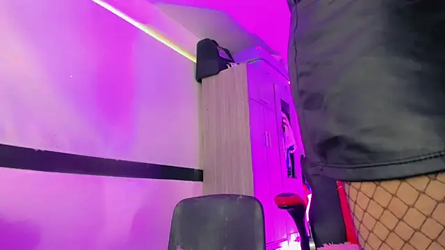 Hellen moons   online show from March 25, 7:02 pm