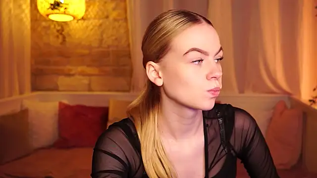 Snapshot of sn0w_barbie chatting on October 9, 8:37 am sn0w barbie online show from October 9, 8:37 am