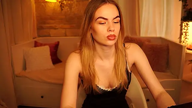 Snapshot of sn0w_barbie chatting on February 7, 8:55 am sn0w barbie online show from February 7, 8:55 am
