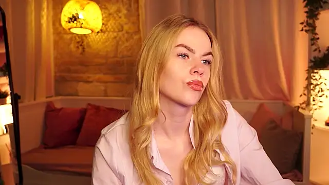 Snapshot of sn0w_barbie chatting on October 2, 8:40 am sn0w barbie online show from October 2, 8:40 am