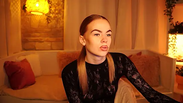 Snapshot of sn0w_barbie chatting on February 24, 12:16 pm sn0w barbie online show from February 24, 12:16 pm