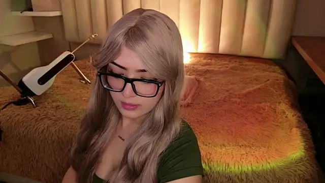 Megan mooree  online show from December 19, 12:40 pm