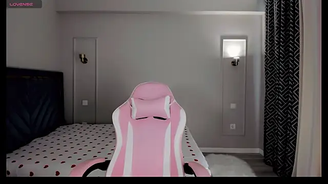 oxxx me online show from April 14, 8:30 am