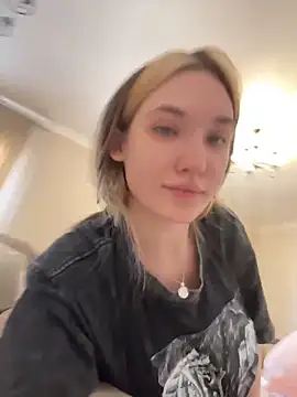 Snapshot of Holly_Molii chatting on June 14, 11:33 am Holly Molii online show from June 14, 11:33 am
