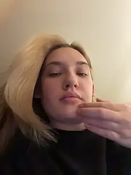 Snapshot of Holly_Molii chatting on June 3, 4:02 am Holly Molii online show from June 3, 4:02 am