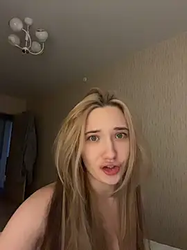 Snapshot of Holly_Molii chatting on June 1, 4:45 am Holly Molii online show from June 1, 4:45 am