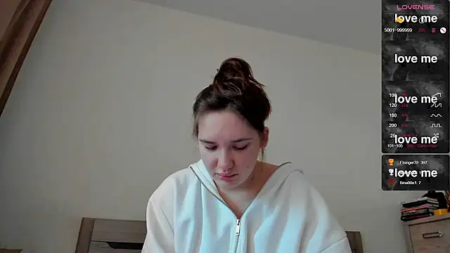 Snapshot of Holly_Molii chatting on February 18, 8:16 am Holly Molii online show from February 18, 8:16 am