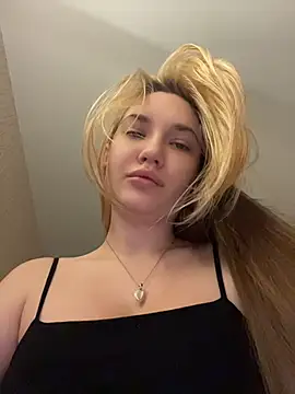 Snapshot of Holly_Molii chatting on June 23, 8:56 am Holly Molii online show from June 23, 8:56 am
