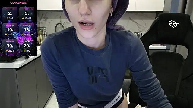 Snapshot of Alice_Weiss chatting on September 18, 3:31 am Alice Weiss online show from September 18, 3:31 am