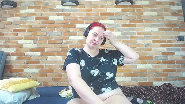 Snapshot of Lusttymommy chatting on December 13, 9:24 am Lusttymommy online show from December 13, 9:24 am