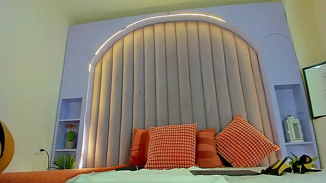 Snapshot of JaylaScott__ chatting on October 19, 11:35 am JaylaScott online show from October 19, 11:35 am