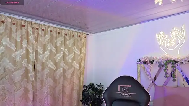 Snapshot of hina_tay chatting on February 22, 3:09 am hina tay online show from February 22, 3:09 am