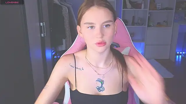 Snapshot of doll_barbieee chatting on June 21, 1:39 pm doll barbieee online show from June 21, 1:39 pm