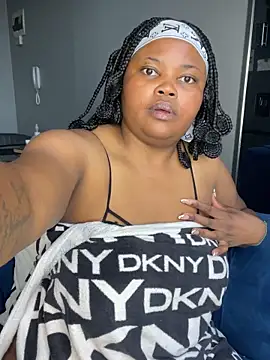 Snapshot of Curveysinaa chatting on December 18, 10:52 am Curveysinaa online show from December 18, 10:52 am