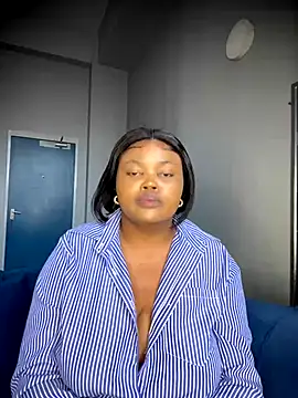 Snapshot of Curveysinaa chatting on November 9, 2:43 pm Curveysinaa online show from November 9, 2:43 pm