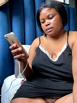 Snapshot of Curveysinaa chatting on November 12, 7:23 am Curveysinaa online show from November 12, 7:23 am