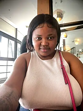 Snapshot of Curveysinaa chatting on November 15, 9:35 am Curveysinaa online show from November 15, 9:35 am