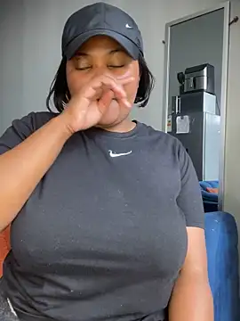 Snapshot of Curveysinaa chatting on November 13, 12:09 pm Curveysinaa online show from November 13, 12:09 pm