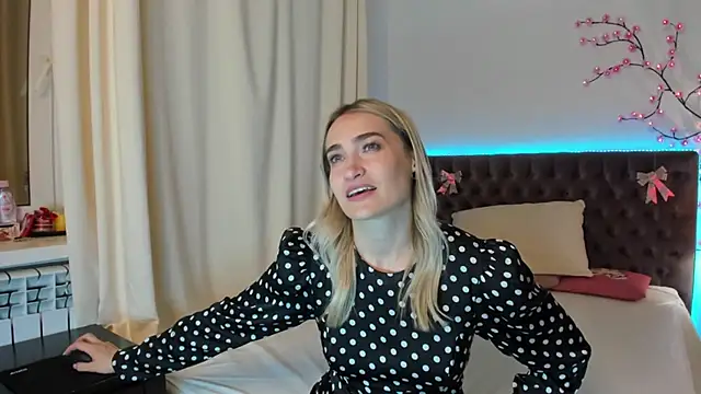 KateOwyns online show from May 18, 11:59 am