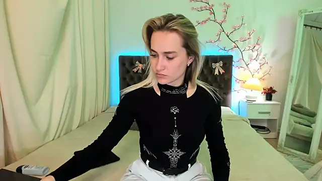 KateOwyns online show from April 7, 12:29 pm