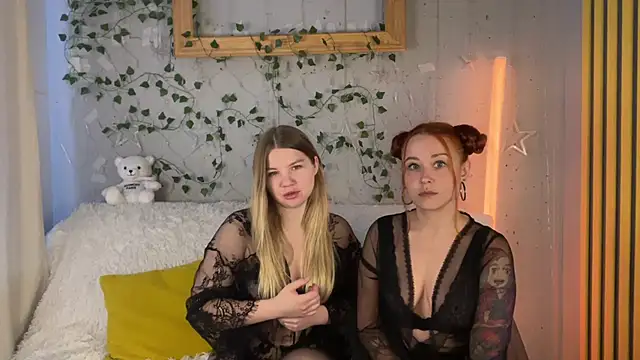 Snapshot of __2sya__ chatting on February 5, 6:24 am   2sya   online show from February 5, 6:24 am