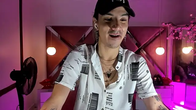 Snapshot of georgie_latin99 chatting on October 21, 11:53 am georgie latin99 online show from October 21, 11:53 am