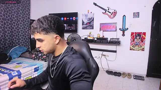 Snapshot of cJuan111 chatting on February 27, 12:14 am cJuan111 online show from February 27, 12:14 am