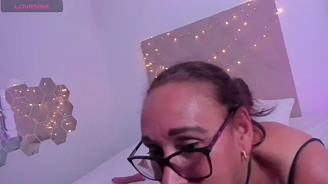 Snapshot of Angelaa_ramirez chatting on March 8, 4:34 am Angelaa ramirez online show from March 8, 4:34 am